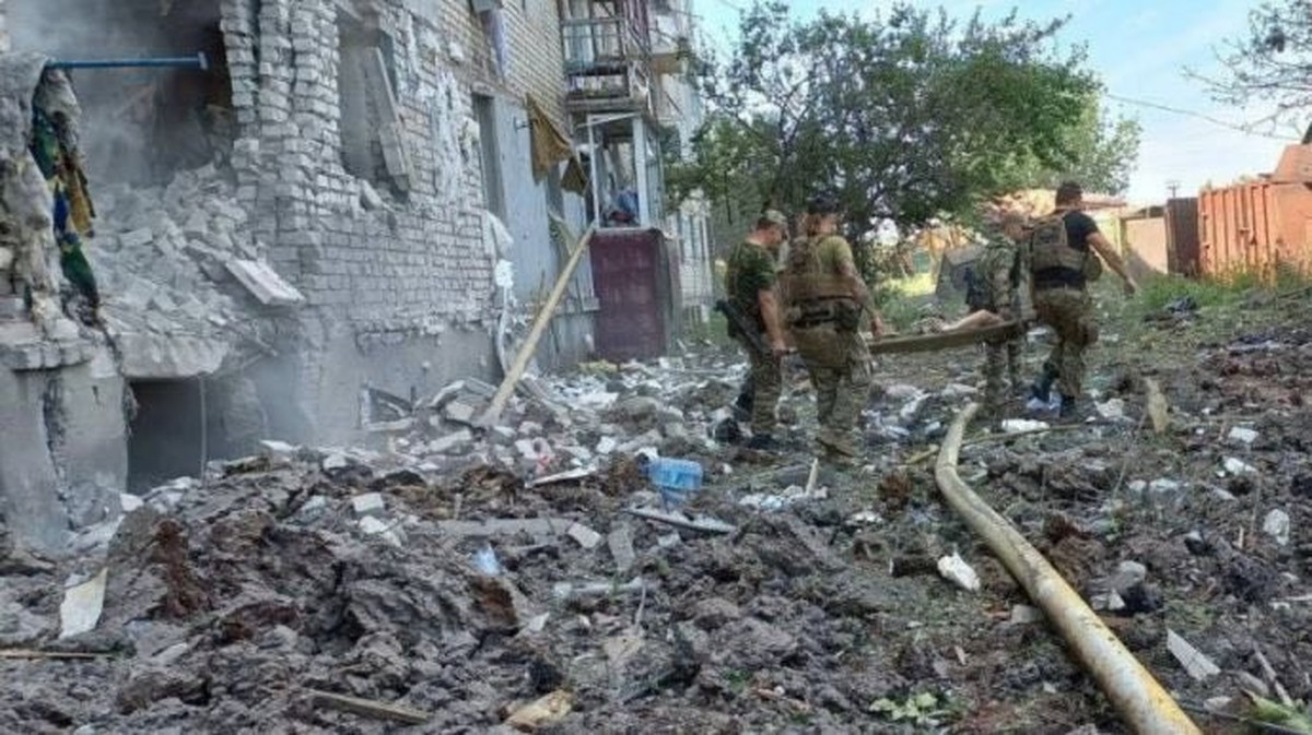Des soldats, apparemment dans les décombres de la base détruite de Wagner.
