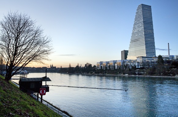ARCHIVBILD ZUR JAHRESBILANZ 2016 DER ROCHE, AM MITTWOCH, 01. FEBRUAR 2017 -- The Roche Tower along the Rhine in Basel in evening light. The tower at the headquarter of the pharmaceutical Roche is desi ...