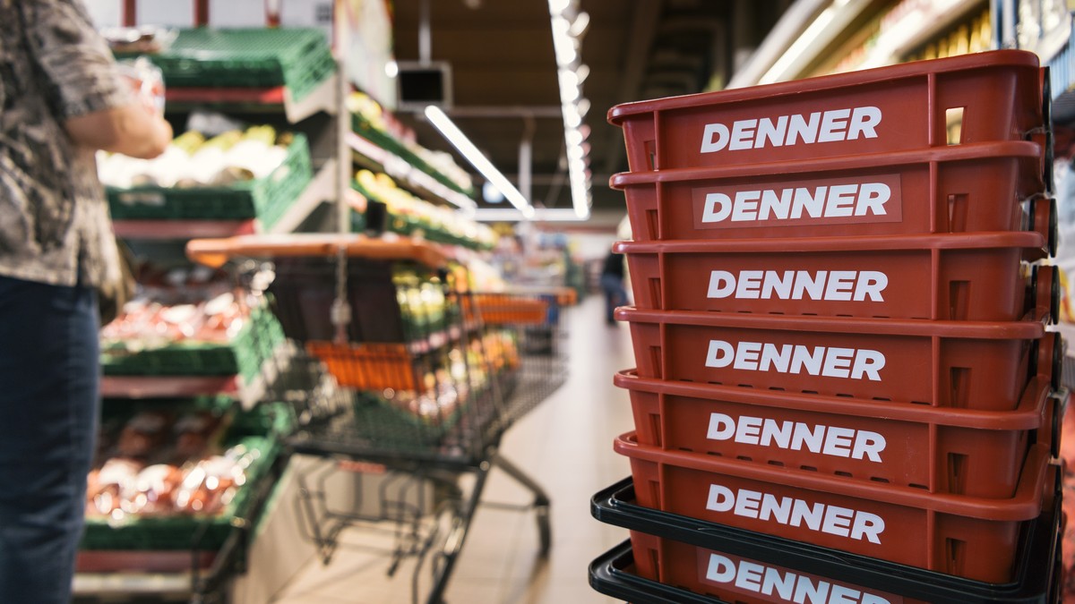 ARCHIVBILD ZU CS-STUDIE ZUM SCHWEIZER DETAILHANDEL -- Shopping baskets with the Denner logo pictured in a branch of retailer Denner in Rueschlikon, canton of Zurich, Switzerland, on May 10, 2016. (KEY ...