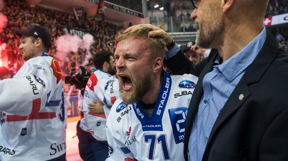 Zurich&#039;s player Fredrik Pettersson, left, and Zurich&#039;s head coach Hans Kossman, right, celebrate the Swiss national championship, during the seventh match of the playoff final of the Nationa ...