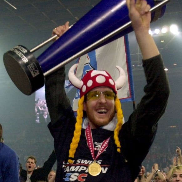 Die Spieler der ZSC Lions (mit Michael Zeiter, rechts) sind am fruehen Sonntagmorgen, 8. April 2001, im Zuercher Hallenstadion von etwa 10.000 Fans frenetisch gefeiert worden. Mit einem 2-1 Sieg beim  ...