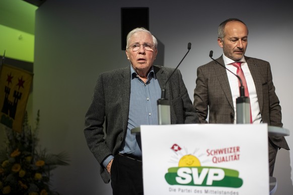 Alt Bundesrat Christoph Blocher, links, spricht neben Parteipraesident Konrad Langhart an der Delegiertenversammlung der SVP des Kantons Zuerich ab, aufgenommen am Dienstag, 2. April 2019 in Zuerich O ...