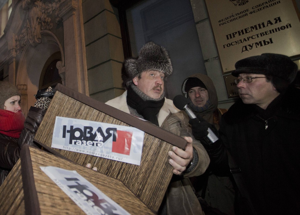Sergueï Sokolov, ici en 2012, distribuant des boîtes contenant la dernière édition de Novaïa Gazeta.