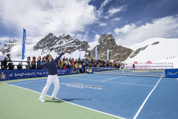 Roger Federer beim Tennis Showmatch gegen Lindsey Vonn auf dem Jungfraujoch auf 3454 Meter über Meer anlässlich eines Sponsorenevents.