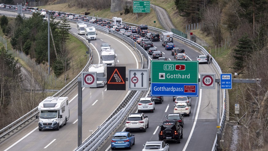 Der Reiseverkehr staut sich bei der Autobahneinfahrt Wassen in Richtung Sueden vor dem Gotthard- Tunnel zwischen Gueschenen und Amsteg auf mehrere Kilometer, am Freitag, 7. April 2023 in Wassen. Die K ...
