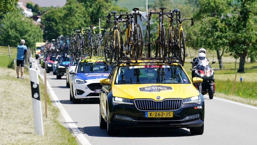 IMAGO / Geisser

Foto Manuel Geisser 13.06.2022 Tour de Suisse Radsport Radrennen 4.Etappe Kuesnacht - Grenchen . Bild : Viele Teamfahrzeuge Jumbo-Visma *** Photo Manuel Geisser 13 06 2022 Tour de Sui ...