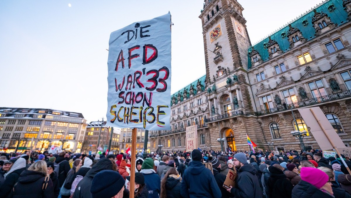 19.01.2024, Hamburg: "Die AfD war' 33 schon Scheiße" steht auf einem Schild vor dem Rathaus bei einer Demonstration. Mit der Demonstration wollen die Teilnehmenden ein Zeichen des Wider ...
