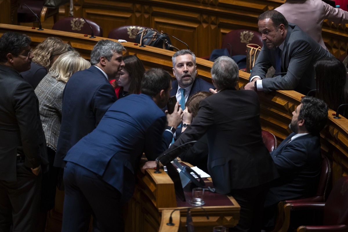 epa11956996 The Socialist Party leader, Pedro Nuno Santos (C), during a meeting of his parliamentary group at the presentation of a government motion of confidence at the Portuguese Parliament in Lisb ...