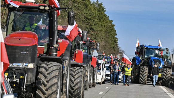 Polnische Bauern blockieren Autobahn nach Deutschland
