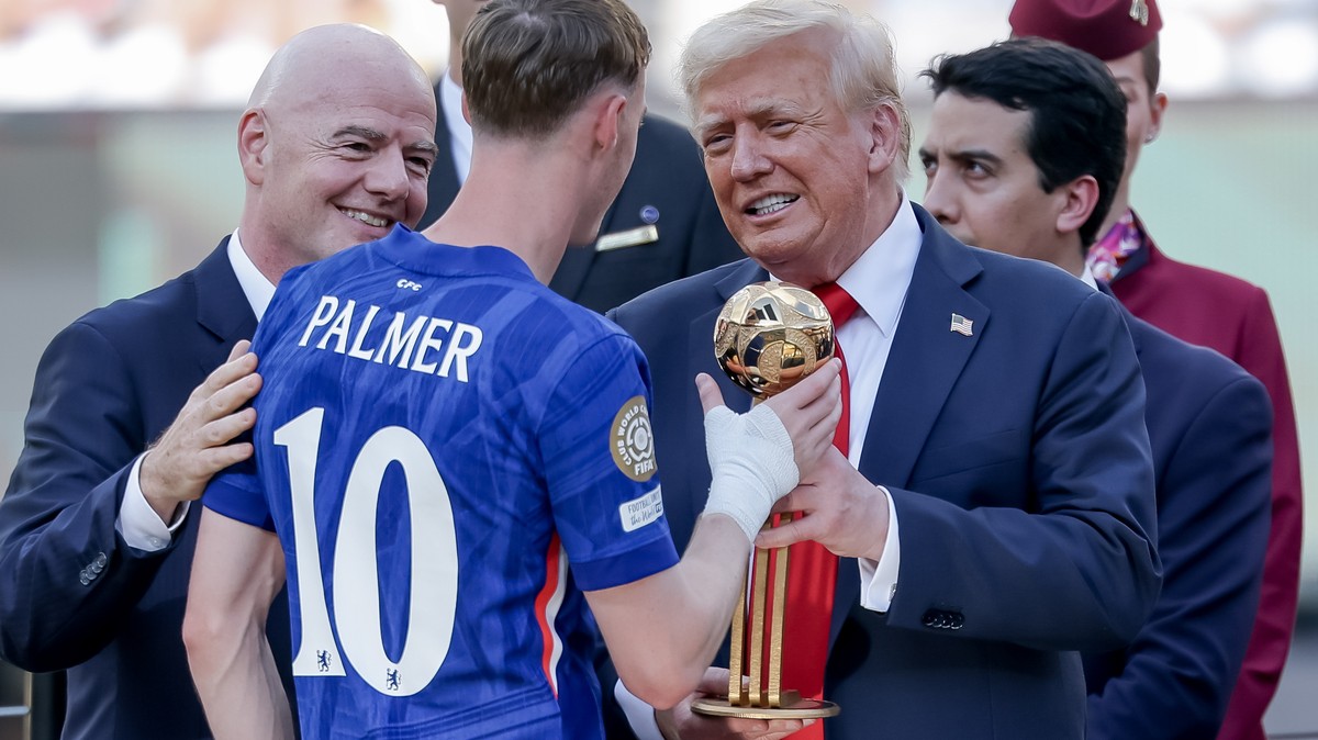 epa12236638 Cole Palmer (C) of Chelsea accepts the Adidas Golden Ball award from US President Donald Trump (R) and FIFA President Gianni Infantino (L) after the FIFA Club World Cup 2025 final match be ...