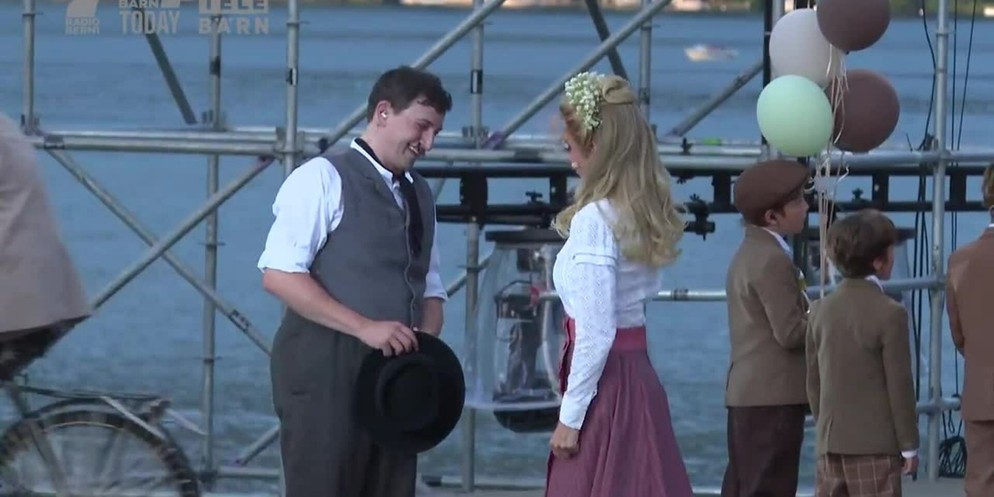 Die Thunerseespiele finden in diesem Jahr zum 20. Mal statt. Zu diesem Jubiläum wird das Stück Dällebach Kari aufgeführt. Bei der Premiere war unter anderem Bundesrat Albert Rösti vor Ort.