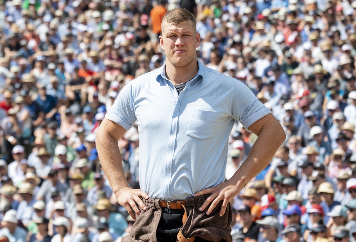 Pirmin Reichmuth im 3. Gang am traditionellen Bruenig Schwingfest auf dem Bruenig Pass vom Sonntag, 31. Juli 2022. (KEYSTONE/Urs Flueeler).