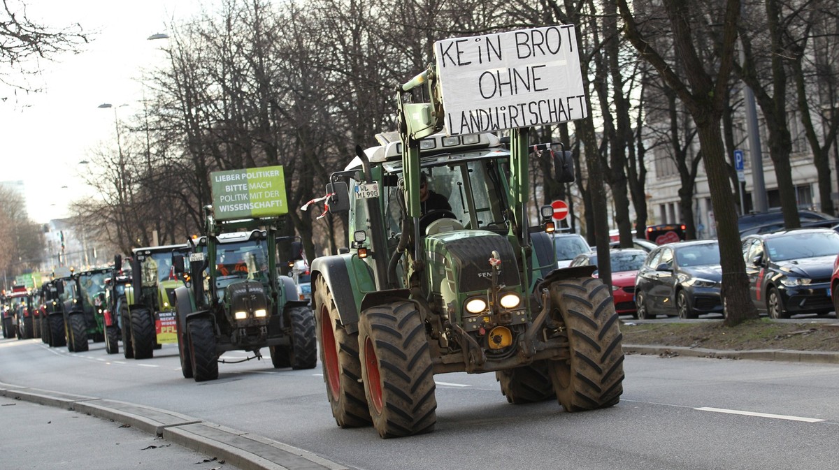 Protest von Landwirten gegen die Politik der Berliner Ampelregierung. Mit hunderten Traktoren fuhren die Bauern in die Innenstadt von Hamburg. Dort fand vor dem Bahnhof Dammtor eine Kundgebung statt.  ...