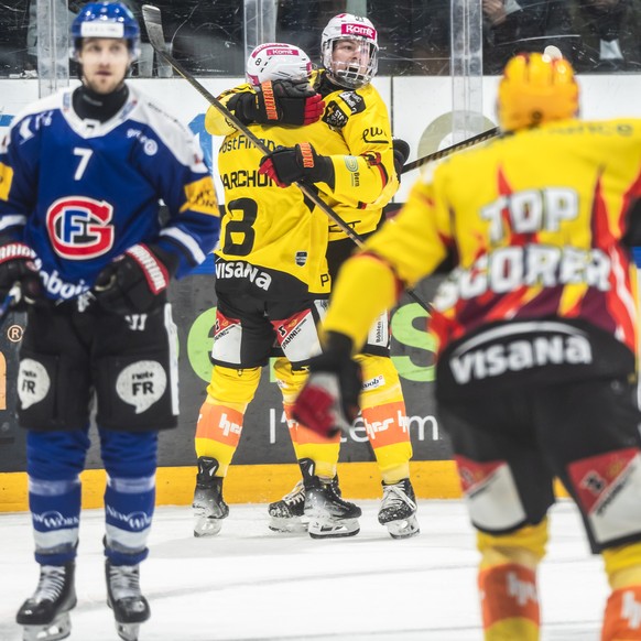 Marc Marchon (SCB), Fabian Ritzmann (SCB) und PostFinance Top Scorer Waltteri Merelae (SCB), von links, bejubeln den Treffer zum 2:2 neben Benoit Jecker (HCFG), links, im sechsten Eishockey Playoff Vi ...