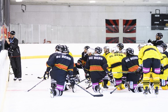 Die Spieler des SC Bern verfolgen die Anweisungen des Headcoach Kari Jalonen, links, beim zweiten Eistraining der neuen Saison, am Montag, 2. August 2016, in der Postfinance Arena in Bern. (KEYSTONE/M ...