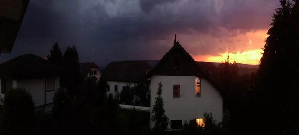 Teufelsglühen am Horizont, Gewitterwolken im Vordergrund.