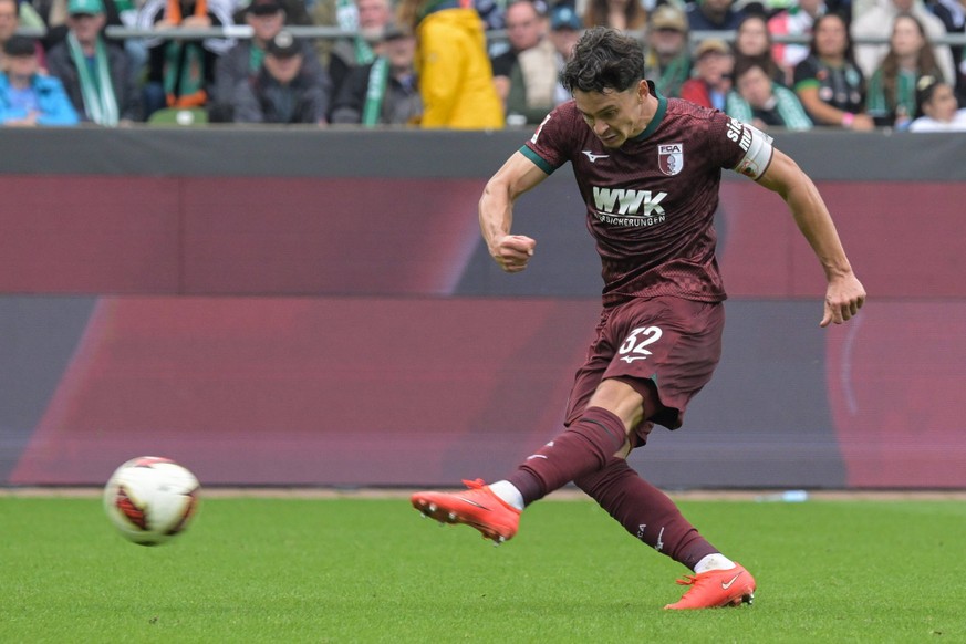 Kraftpaket Fabian Rieder FC Augsburg 32, SV Werder Bremen - FC Augsburg, Fussball, Bundesliga, DFL, 19.9.2026 DFB regulations prohibit any use of photographs as image sequences and/or quasi-video Brem ...