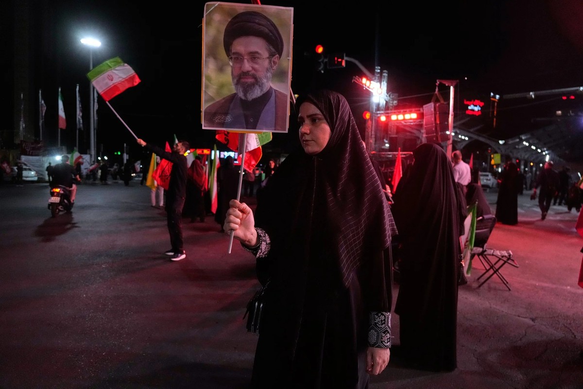 Une manifestante à Téhéran brandit ici une pancarte à l'effigie du Guide suprême Mojtaba Khamenei.