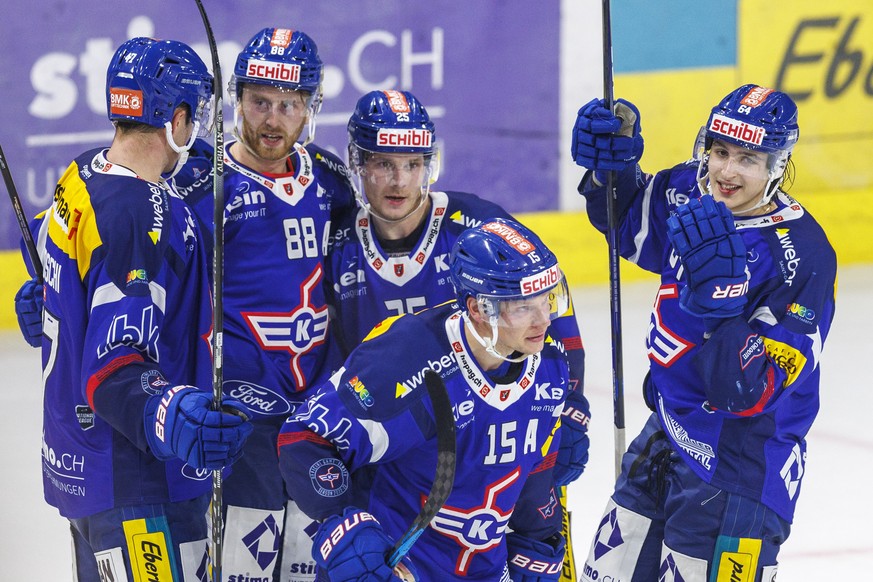 EHC Kloten Stuermer Miro Aaltonen (#15) feiert seinen Treffer zum 2-1 mit seinen Mitspielern waehrend dem Eishockey-Meisterschaftsspiel der National League zwischen dem EHC Kloten und den ZSC Lions am ...