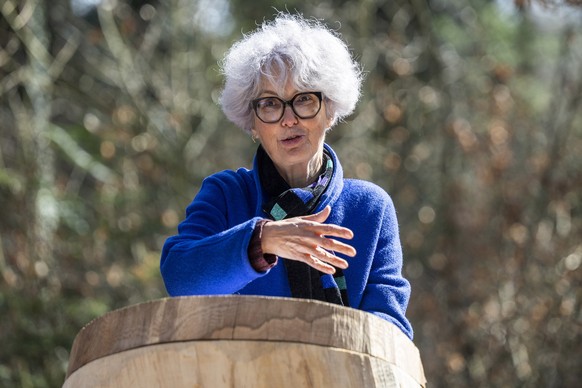 Katrin Schneeberger, Direktorin Bundesamt fuer Umwelt, BAFU, spricht auf einer Waldlichtung, am Dienstag, 18. Maerz 2025, im freiburgischen Galmwald in Jeuss. Der Waldbericht 2025 erroerter die Entwic ...