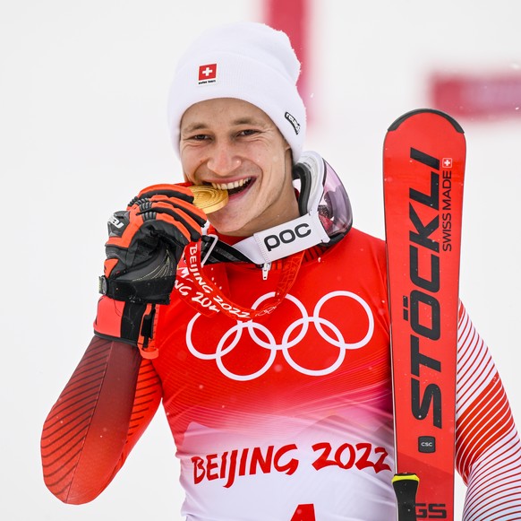 epa09751911 Gold medalist Marco Odermatt of Switzerland celebrates during the victory ceremony of the men&#039;s Alpine Skiing giant slalom race at the 2022 Olympic Winter Games in Yanqing, China, 13  ...