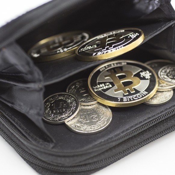 ■ 2.3 Bitcoin haben im Moment den Wert von 10'000 Franken.<br>■ Alternativ können auch 34.3 Ether erworben werden.<br>■ Experten gehen davon aus, dass die Kryptowährungen ein Mehrfaches an Wert aufweisen werden – allerdings erst nach einer Berg- und Talfahrt und in ein paar Jahren.<br>