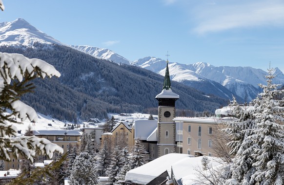 View of Davos, Switzerland, with fresh snow and sunny winter weather, pictured on February 6, 2013. (KEYSTONE/Arno Balzarini)

Ansicht von Davos mit Neuschnee und sonnigem Winterwetter, am Mittwoch, 6 ...