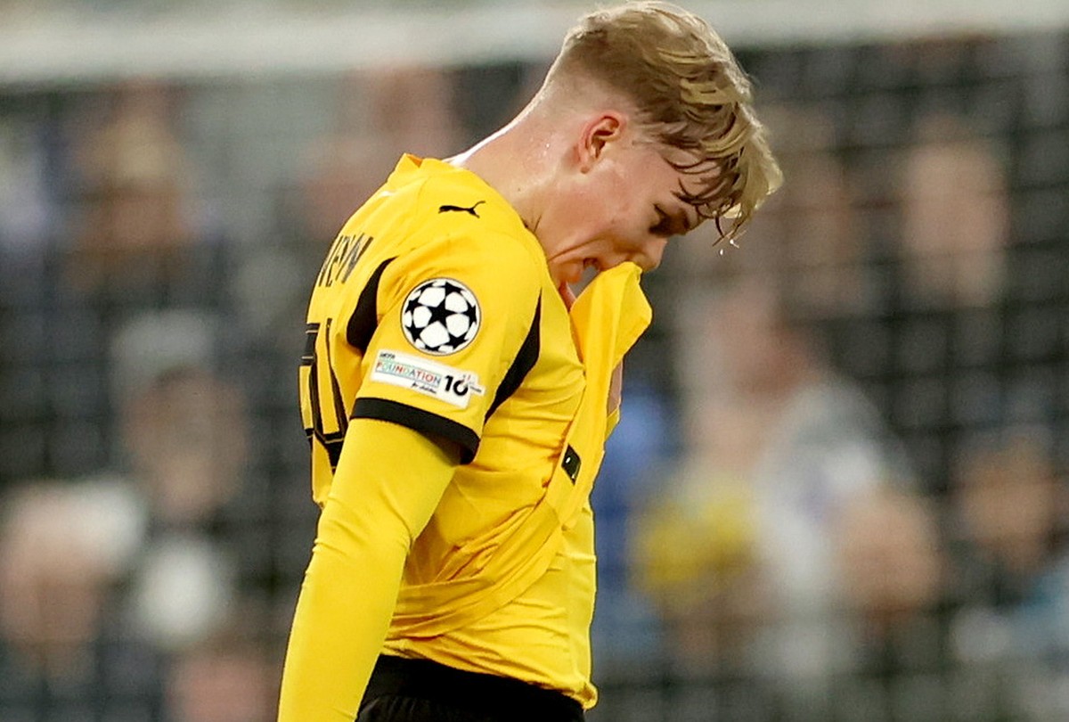 epa12665542 Daniel Svensson (C) of Dortmund walks off after being shown the red card during the UEFA Champions League match between Tottenham Hotspur and Borussia Dortmund, in London, Britain, 20 Janu ...