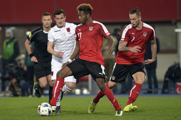 Taulant Xhaka (weiss) für Albanien im Einsatz gegen Österreichs David Alaba.