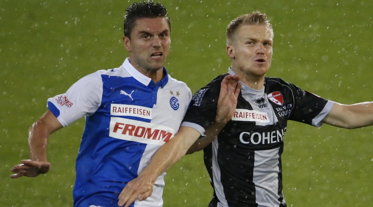 Matteo Fedele (rechts) zieht sich neu das gleiche Trikot an wie Sanel Jahic.