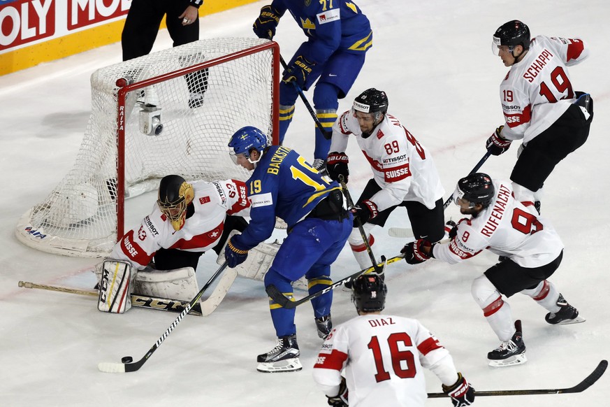 epa05972880 Nicklas Backstrom of Sweden in action against Leonardo Genoni of Switzerland (L) during the IIHF Ice Hockey World Championship 2017 quarter final game between Switzerland and Sweden in Par ...