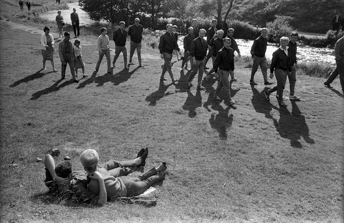 Bildnummer: 01396461 Datum: 28.07.1966 Copyright: imago/Sven Simon
Ein Liebespaar bekommt unerwarteten Besuch von der deutschen Nationalmannschaft, die beim gemeinsamen Spaziergang die englische Natur ...