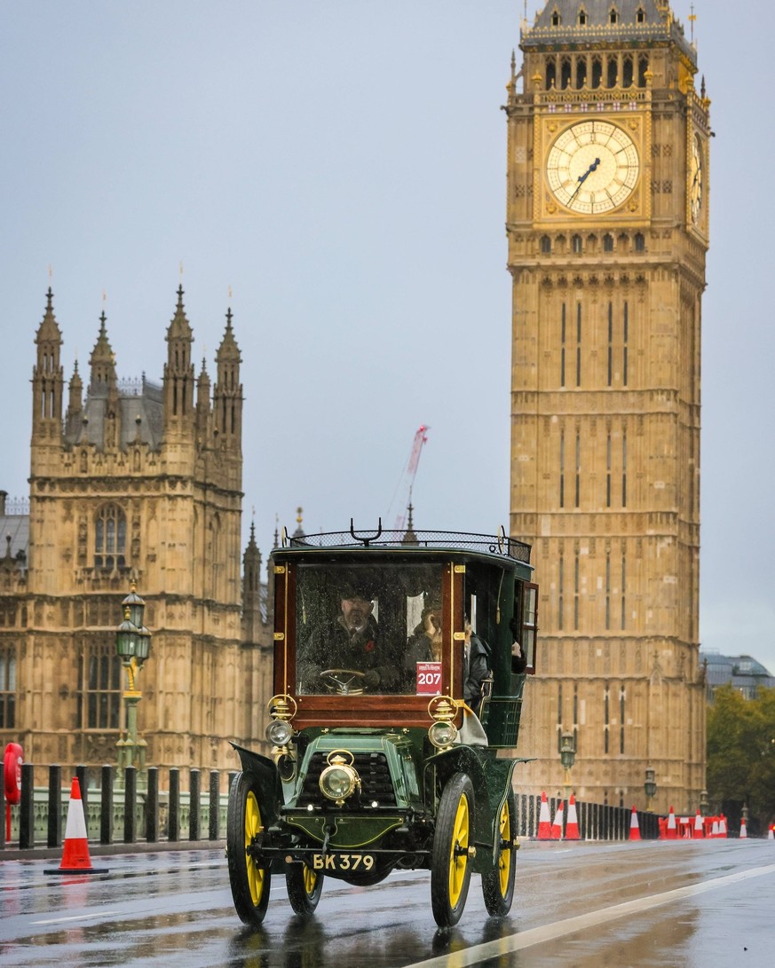 London to Brighton Veteran Car Run on Westminster Bridge, London, UK London, UK. 02nd Nov, 2025. Participating pre-1905 veteran cars struggle against the heavy morning rain on Westminster Bridge. The  ...