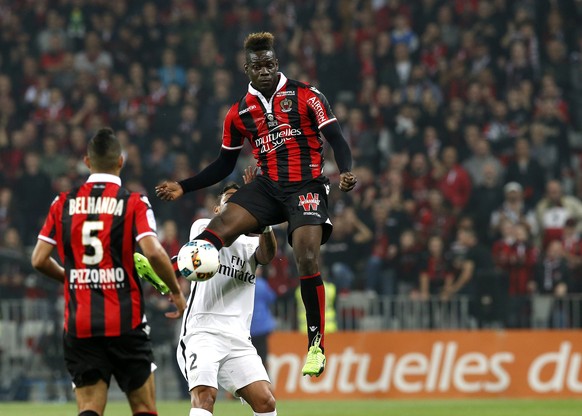 epa05937849 Mario Balotelli of OGC Nice (R) vies for the ball with Thiago Silva of Paris Saint Germain (C) during the French Ligue 1 soccer match, OGC Nice vs Paris Saint Germain, at the Allianz Rivie ...