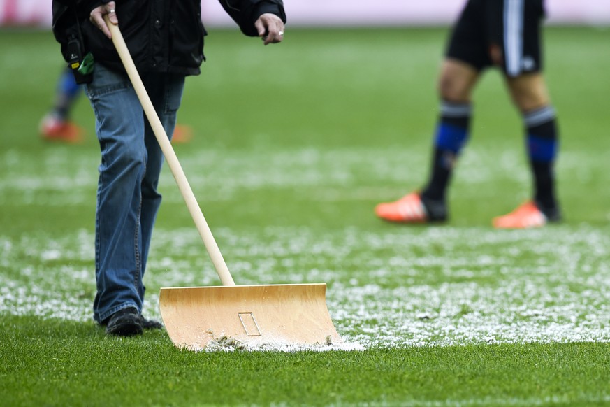 Helfer befreien am 22. November 2015 den Rasen der AFG Arena von Schnee. Das Spiel gegen den FC Basel konnte durchgeführt werden.&nbsp;