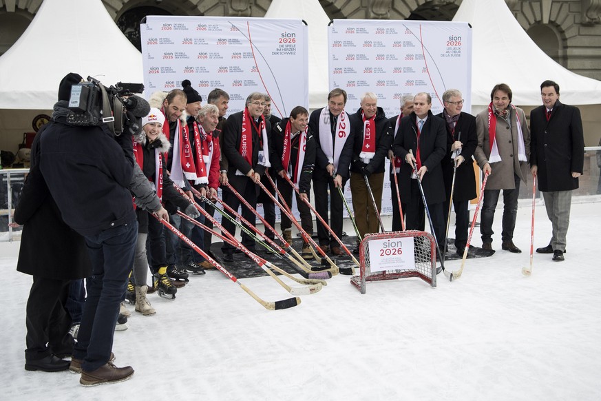 Mitglieder des Komitees Sion 2026 und Sportler posieren anlaesslich dem Kick-off fuer die Olympiakandidatur Sion 2026, am Freitag, 20. Januar 2017, in Bern. (KEYSTONE/Peter Schneider)