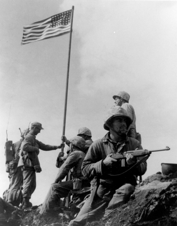 Das Foto vom Hissen der ersten Flagge erlangte kaum Bekanntheit, Iwojima 1945.