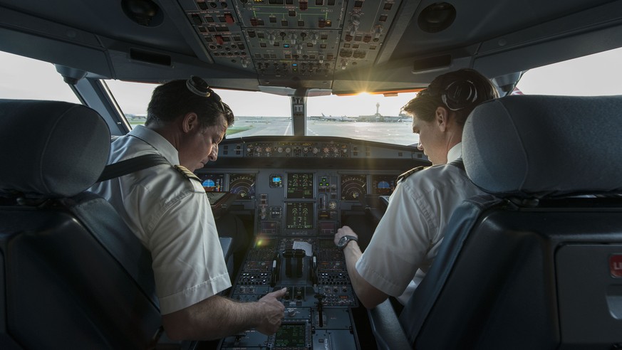 ZUR EINFUEHRUNG DER ZWEI-PERSONEN-REGEL IM COCKPIT BEI DER SWISS NACH DEM ABSTURZ EINES GERMANWING AIRBUS STELLEN WIR IHNEN FOLGENDES THEMENBILD ZUR VERFUEGUNG - Pilot und Kopilot fliegen das Flugzeug ...