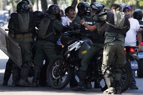 Die Polizei geht am Samstag in Venezuela gegen Demonstranten vor.