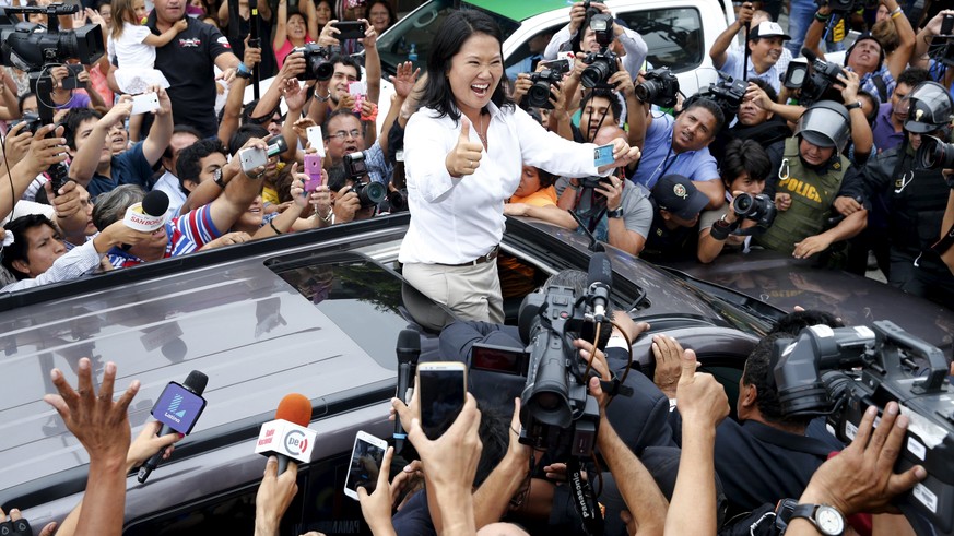 Keiko Fujimori geniesst das Bad in der Menge.