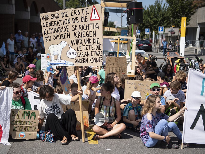 Jugendliche an einer Klimastreik-Demo diesen Sommer.
