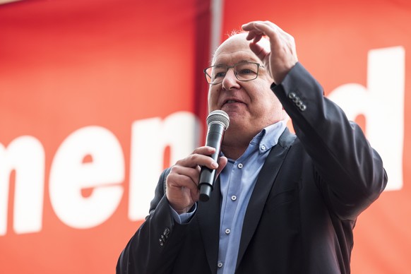Pierre-Yves Maillard, president de l&#039;Union syndicale suisse parle aux ouvriers du batiment lors de la deuxieme journee de greve des macons de Suisse romande, ce mardi 4 novembre 2025 a Lausanne.  ...