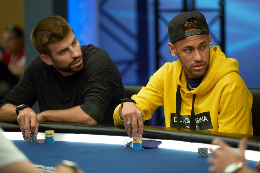 epaselect epa06977116 FC Barcelona&#039;s defender Gerard Pique (L) and PSG&#039;s forward Neymar Jr (R) take part in a charity poker tournament held in Barcelona, Catalonia, Spain, 27 August 2018. EP ...