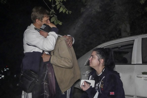 Menschen reagieren nach dem russischen Raketenangriff auf ihr Wohnhaus in Charkiw, Ukraine, Freitag, 31. Mai 2024. (AP Photo/Andrii Marienko)