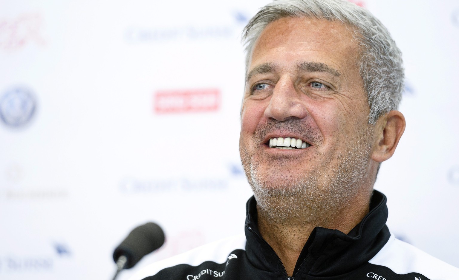 ARCHIV - ZUR VERTRAGSVERLAENGERUNG DES NATIONALTRAINERS VLADIMIR PETKOVIC MIT DEM SFV STELLEN WIR IHNEN DIESES ARCHIVBILD ZUR VERFUEGUNG - Swiss national soccer team head coach Vladimir Petkovic smile ...