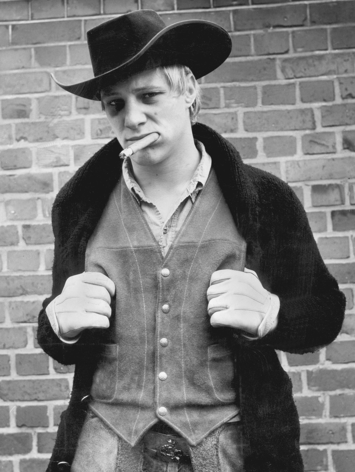(GERMANY OUT) Norbert Grupe Boxer; D: traegt Cowboyhut, Handschuhe und raucht Zigarre (Photo by Metelmann/ullstein bild via Getty Images)