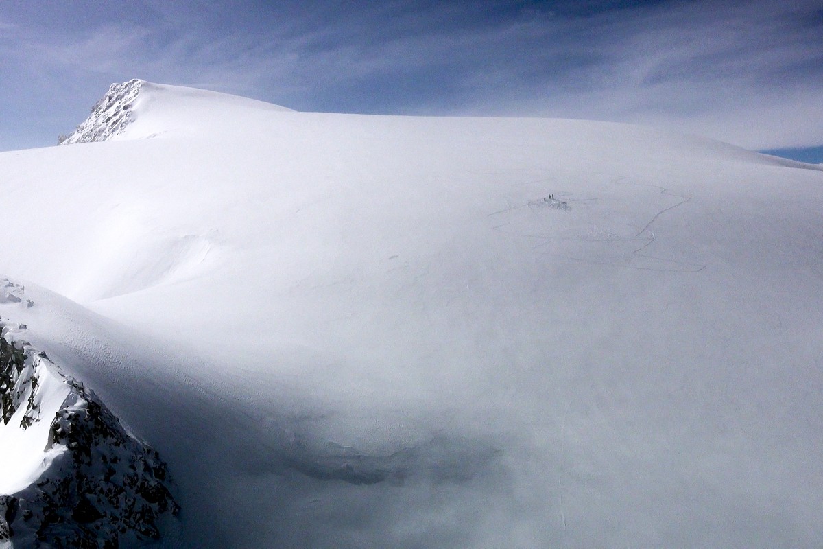 HANDOUT - This video still from the video published by the Valais cantonal police on 11 March 2024 shows the Tete Blanche snow field where five bodies were found, center right, in the Swiss alps mount ...