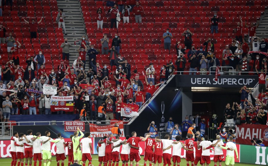 Die Bayern konnten den Gewinn des Super Cups mit einigen Fans feiern.