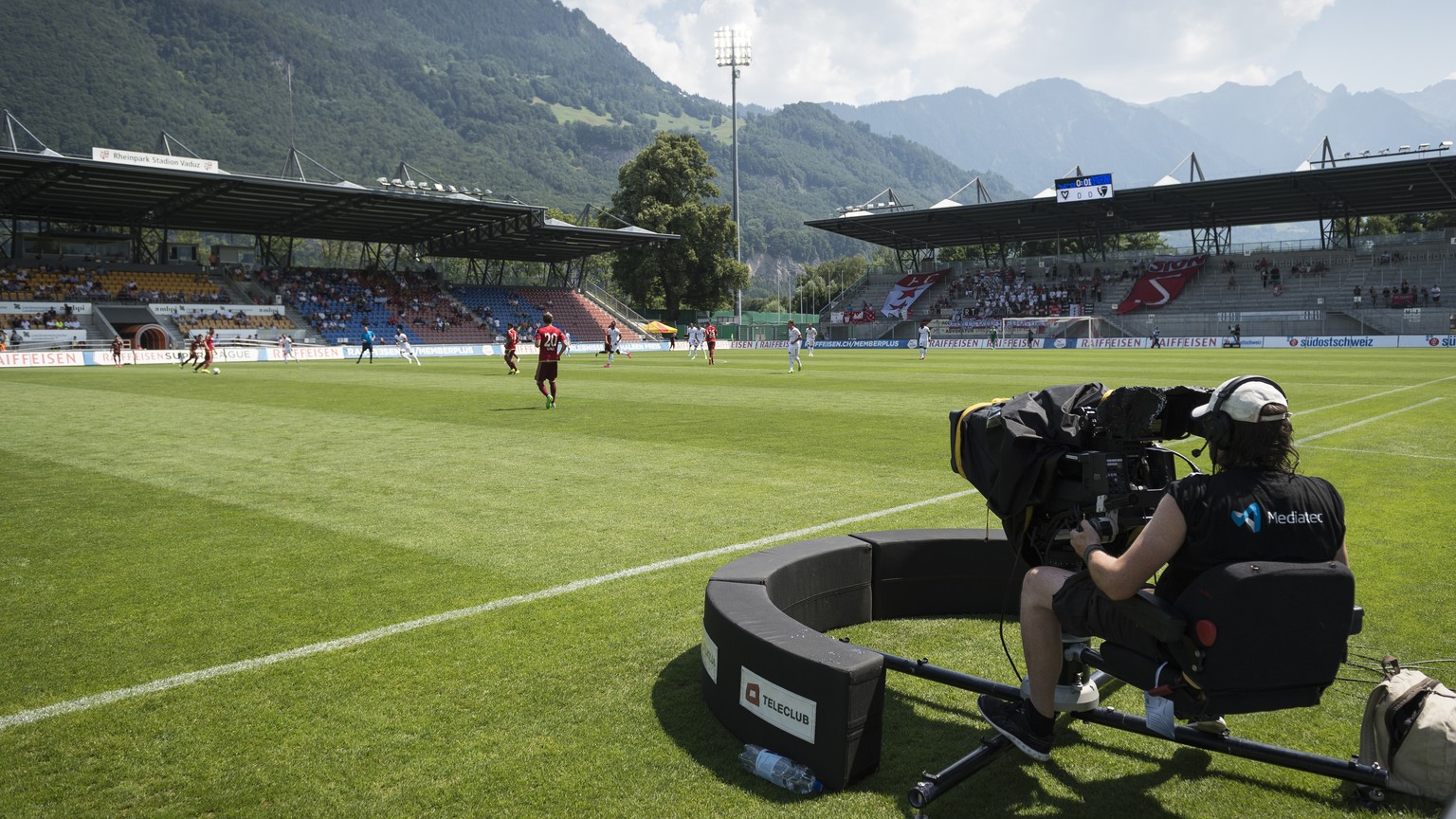 Ein Mitarbeiter von Teleclub filmt das Fussball Super League Spiel zwischen dem FC Vaduz und dem FC Sion, am Sonntag, 9. August 2015, im Rheinpark Stadion in Vaduz. (KEYSTONE/Gian Ehrenzeller)