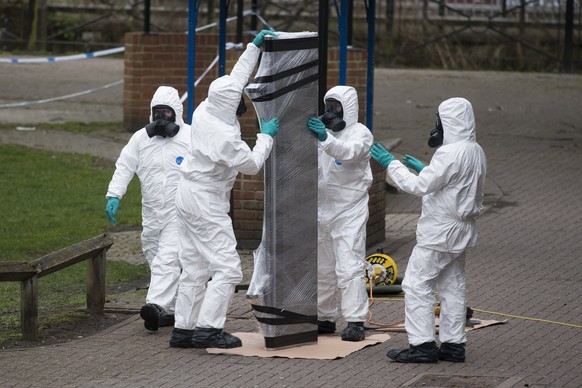 epa06623842 Army officers remove the bench, where Sergei Skripal and his daughter were found, in Salisbury, Wiltshire, Britain, 23 March 2018. Former Russian spy Sergei Skripal, who lived in Salisbury ...